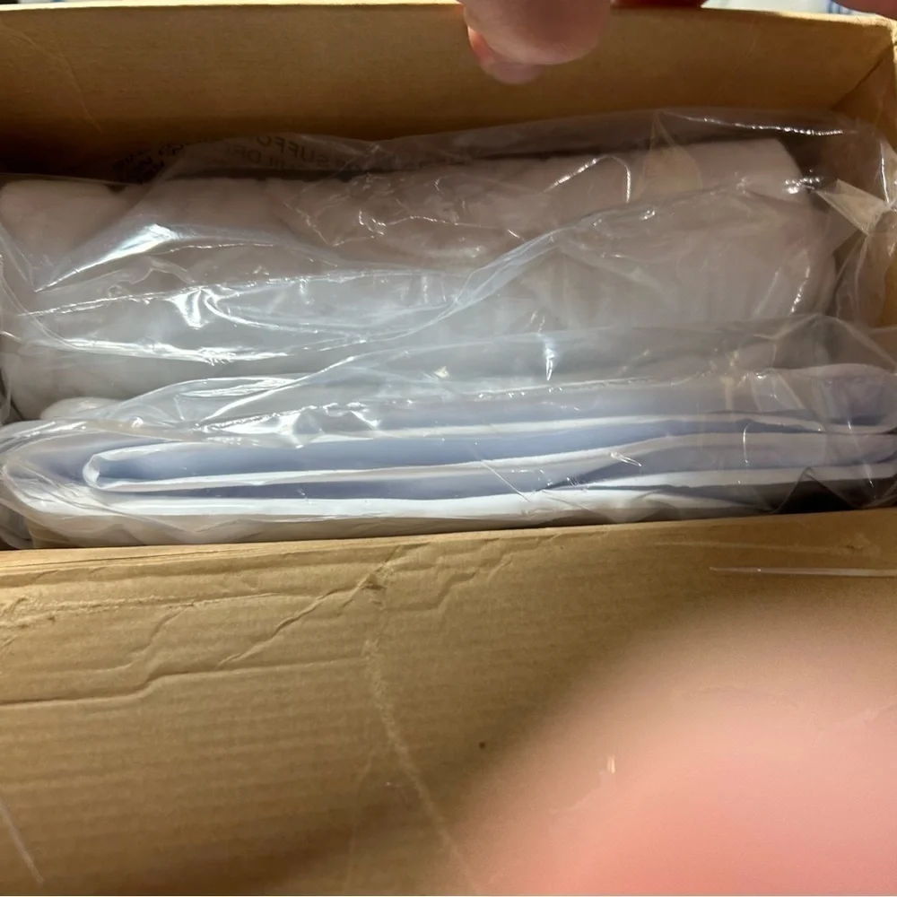 New Aero 3 In 1 Adjustable Pillow BNWOT Open Box.